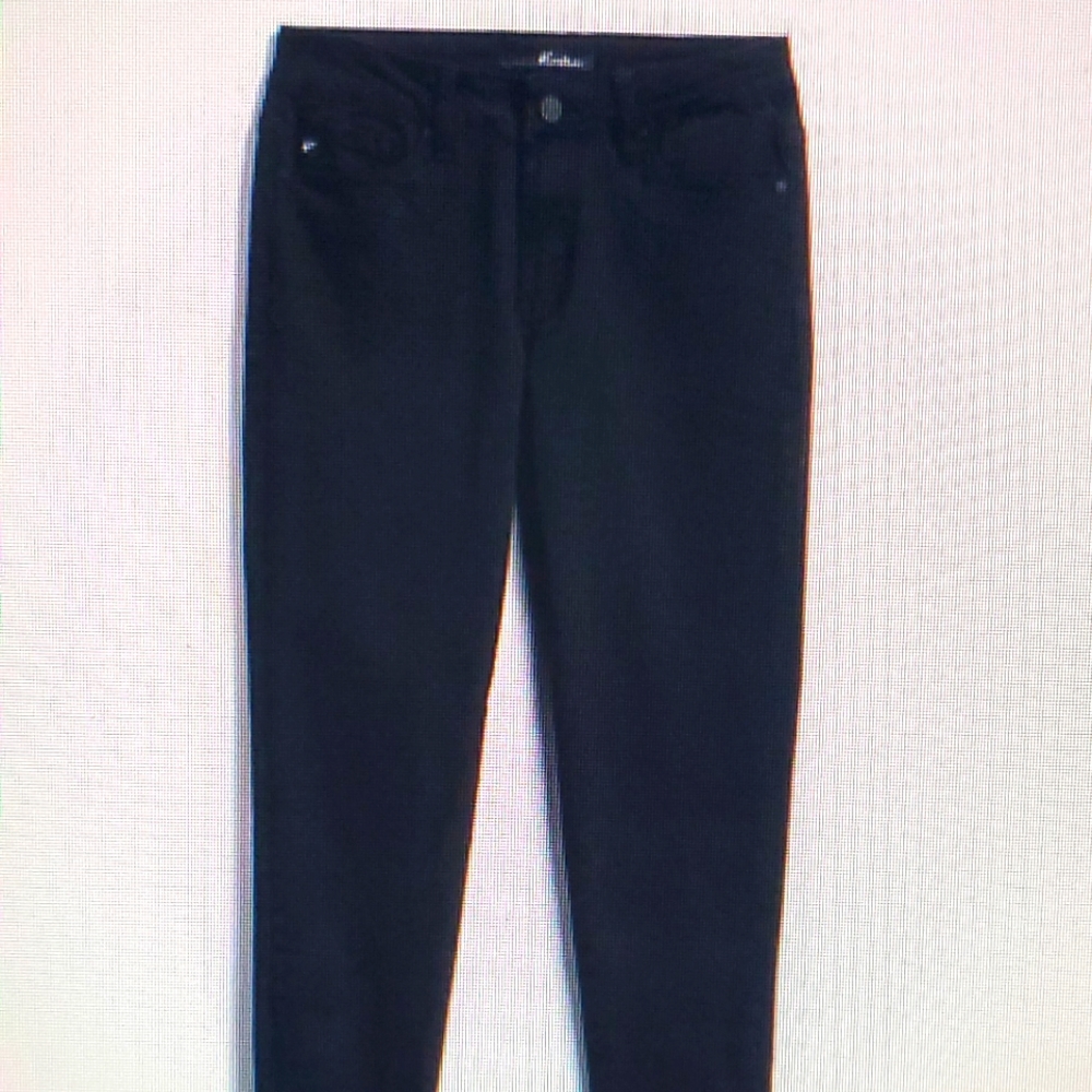 Super cute black skinny jeans.